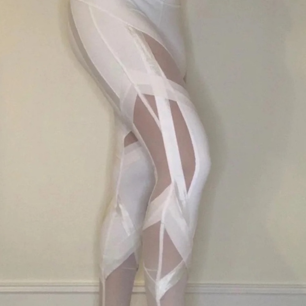 ALO white get wrapped up leggings - Picture 2 of 6